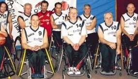 Die Rollis (h.v.l.): Carsten Schmidt, Adam Buchholz, Mustafa Zevne, Mohammed Guettai, Axel Amlung und Edward Fassa; (v.v.l.): Sabine Britsch, Thomas Rommel, Andreas Varnhorn, Edgar Emer und Stefan Baum.Foto: Alexander Bertok