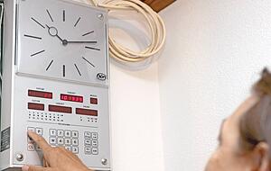 Das ist der Glockenautomat vor der Sakristei. Hier wird programmiert, wann geläutet werden muss. Das ist der Glockenautomat vor der Sakristei. Hier wird programmiert, wann geläutet werden muss.