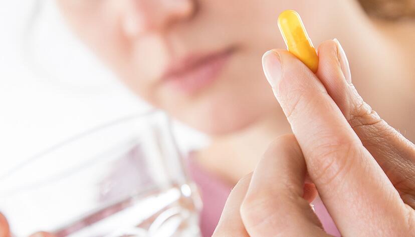 Hormonpräparate und pflanzliche Mittel sollen Frauen die typischen Beschwerden der Wechseljahre nehmen. Hormonpräparate und pflanzliche Mittel sollen Frauen die typischen Beschwerden der Wechseljahre nehmen.