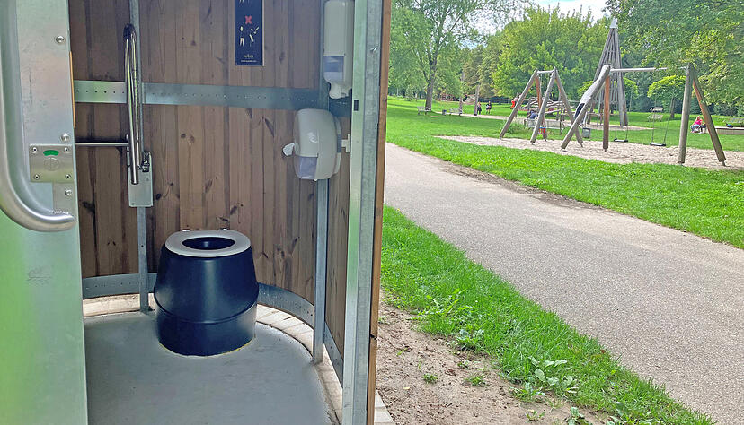 Ein wasserloses Öko-Klo gleich neben dem Spielplatz bietet Platz für dringende Bedürfnisse. Ein wasserloses Öko-Klo gleich neben dem Spielplatz bietet Platz für dringende Bedürfnisse.