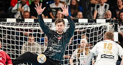 In Niklas Landin haben die Dänen neben dem besten Spieler auch den besten Torhüter in ihren Reihen. In dieser Szene pariert Landin einen Siebenmeter.
Foto: dpa