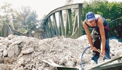 Die ehemalige Eisenbahnbrücke über den Kocher gehört der Vergangenheit an. Seit einigen Tagen wird sie abgerissen.Foto: Ralf Seidel Die ehemalige Eisenbahnbrücke über den Kocher gehört der Vergangenheit an. Seit einigen Tagen wird sie abgerissen.Foto: Ralf Seidel