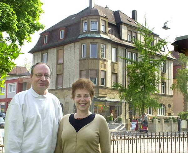 1984 lassen Rolf und Annemarie Härdtner die 1982 übernommene Bäckerei Böhringer in der Heilbronner Pfühlstraße renovieren. 1984 lassen Rolf und Annemarie Härdtner die 1982 übernommene Bäckerei Böhringer in der Heilbronner Pfühlstraße renovieren.