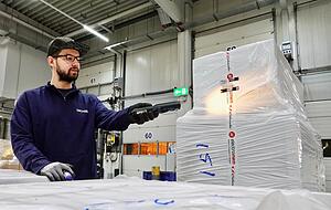 Kevin Schick scannt den Strichcode am Paketstapel und schreibt dann die Nummer darunter. Damit wird die Sendung wenig später nach Belgien unterwegs sein. Kevin Schick scannt den Strichcode am Paketstapel und schreibt dann die Nummer darunter. Damit wird die Sendung wenig später nach Belgien unterwegs sein.