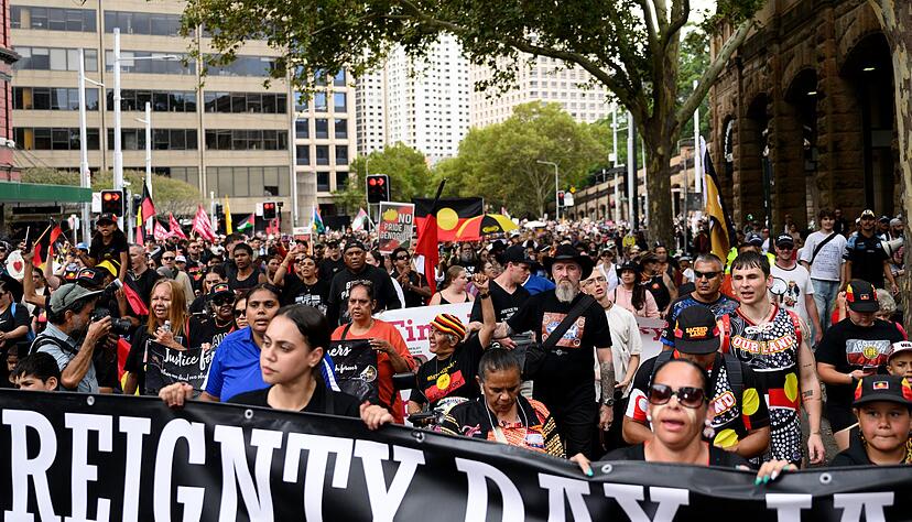 Zehntausende Menschen haben in Australien gegen den umstrittenen Nationalfeiertag  &laquo;Australia Day&raquo; protestiert.