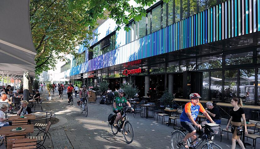 An der Engstelle vor dem Marrahaus treffen Radfahrer, Servicekräfte der Lokale und Fußgänger aufeinander. An der Engstelle vor dem Marrahaus treffen Radfahrer, Servicekräfte der Lokale und Fußgänger aufeinander.