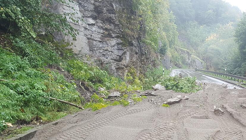 Um die Fahrbahn der Honauer Steige zu sch&uuml;tzen, wurde sie mit einer etwa 30 Zentimer dicken Schotterschicht bedeckt.