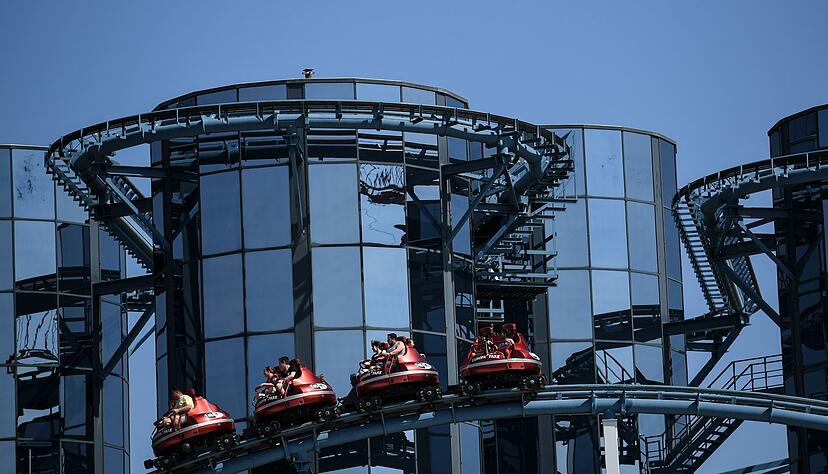 Die Schienen der Achterbahn "Euro-Mir" f&uuml;hren um verspiegelte T&uuml;rme.