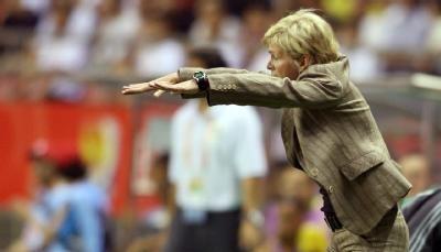 Bundestrainerin Silvia Neid gibt ihren Spielerinnen Anweisungen.