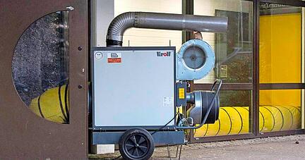 Ein Generator, ein Schlauch und viel hei&szlig;e Luft: Nur dank dieser provisorischen Konstruktion konnten die Heilbronn Reds am vergangenen Sonntag spielen.
Foto: Lina Bihr