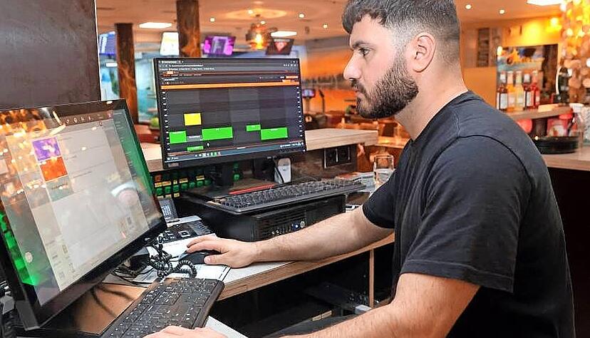 Zana Abdallah ist Herr über den Counter, dem Empfang im Bowlingcenter. Hier werden Reservierungen getätigt und Rechnungen beglichen, und man hat den Überblick über alle Bahnen.
Fotos: Ralf Seidel Zana Abdallah ist Herr über den Counter, dem Empfang im Bowlingcenter. Hier werden Reservierungen getätigt und Rechnungen beglichen, und man hat den Überblick über alle Bahnen.
Fotos: Ralf Seidel