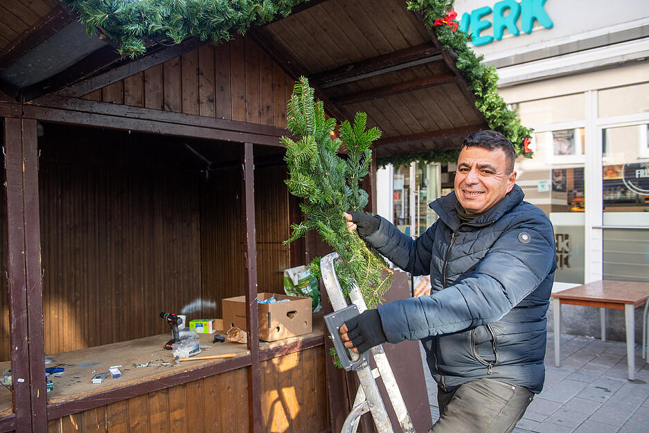 Auch am Kiliansplatz haben die Aufbau- und Dekoarbeiten begonnen.