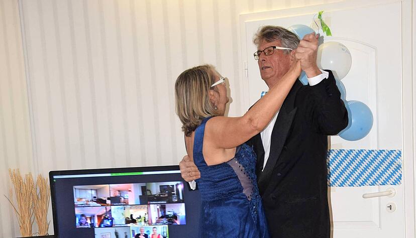 Regina und Reinhard Thies tanzen für ihr Leben gern. Während Corona feiern sie mit Gleichgesinnten Wohnzimmer-Bälle: Gemeinsam, dabei jeder bei sich zu Hause. Foto: Gabriele Schneider