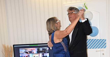 Regina und Reinhard Thies tanzen für ihr Leben gern. Während Corona feiern sie mit Gleichgesinnten Wohnzimmer-Bälle: Gemeinsam, dabei jeder bei sich zu Hause.
Foto: Gabriele Schneider