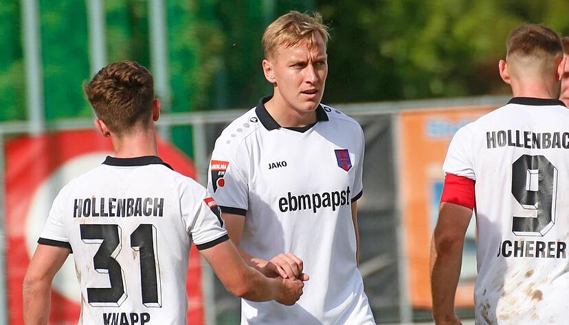 Mit dem 1:1 beim Oberliga-Dritten in Essingen konnten Jason Wink (Mitte) und die Hollenbacher leben.
Foto: Marc Schmerbeck