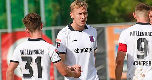Mit dem 1:1 beim Oberliga-Dritten in Essingen konnten Jason Wink (Mitte) und die Hollenbacher leben.
Foto: Marc Schmerbeck