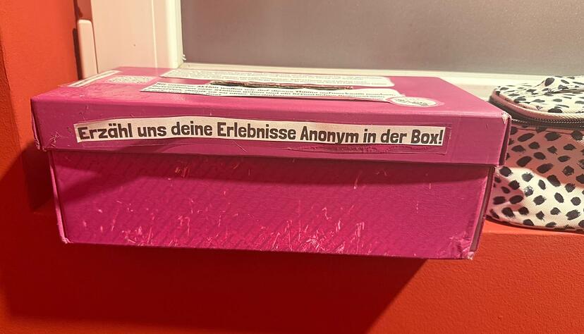 Eine der Boxen, in die Frauen anonym ihre Erfahrungen mit Sexismus und Übergriffen werfen konnten. Zahlreiche Meldungen kamen zusammen. Eine der Boxen, in die Frauen anonym ihre Erfahrungen mit Sexismus und Übergriffen werfen konnten. Zahlreiche Meldungen kamen zusammen.