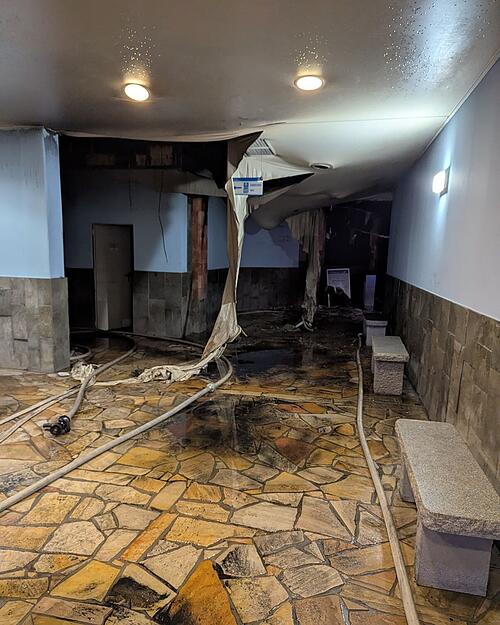 Der Eingang in die Therme im Miramar sieht nach dem Brand so aus. Das Feuer hat deutliche Spuren hinterlassen. Ein Sprecher des Erlebnisbads erklärt, die Zwischendecken seien an bis zu drei Stellen einsturzgefährdet.
