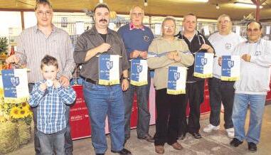 Ausgezeichnet (von links): Thorsten Haun mit Sohn, Andreas Albert, Frank Britsch, Hans Burkart, Martin Herold. Daneben Walter Keßler und Axel Maus.Foto: Herterich Ausgezeichnet (von links): Thorsten Haun mit Sohn, Andreas Albert, Frank Britsch, Hans Burkart, Martin Herold. Daneben Walter Keßler und Axel Maus.Foto: Herterich