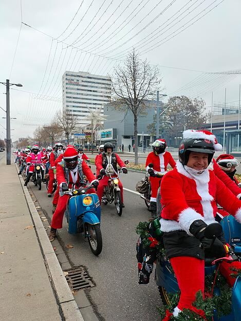 Bereits 2022 erregte die Nikolaus-Truppe auf der Heilbronner Allee für Aufsehen. Bereits 2022 erregte die Nikolaus-Truppe auf der Heilbronner Allee für Aufsehen.