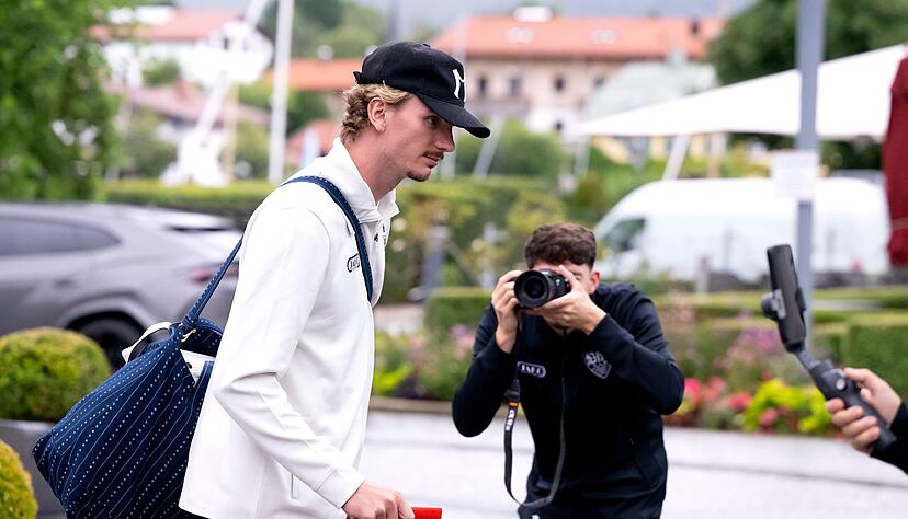 Nick Woltemade und der VfB Stuttgart kamen am Montag am Tegernsee an. Nick Woltemade und der VfB Stuttgart kamen am Montag am Tegernsee an.