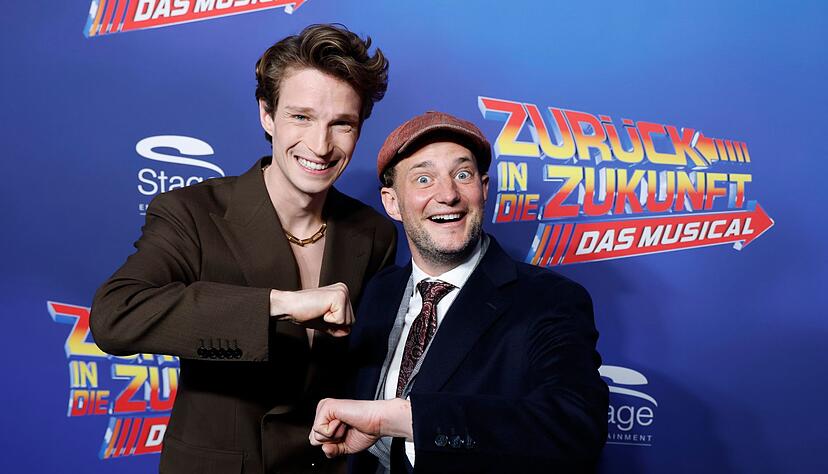 Die beiden Hauptdarsteller bringen das Publikum mit witzigen Dialogen zum Lachen.