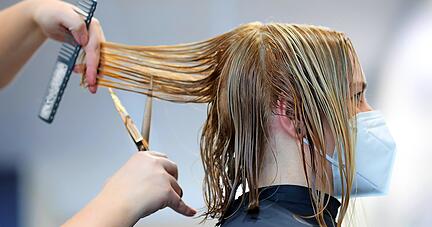 Maske ist Pflicht beim Friseurbesuch. Nun sollen mit der Notbremse auch noch eine Testpflicht f&uuml;r Kunden und Testangebote f&uuml;r Mitarbeiter eingef&uuml;hrt werden.
Foto: dpa