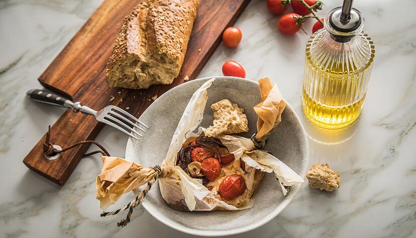 Feta mit Kirschtomaten lässt sich auch in Backpapier grillen. Feta mit Kirschtomaten lässt sich auch in Backpapier grillen.