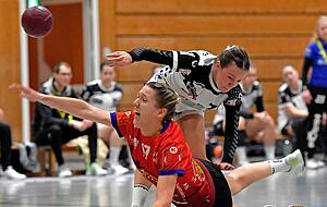 Melina Eschle (in rot) musste sich mit der HSG Heilbronn f&uuml;r den Verbandsliga-Verbleib m&auml;chtig strecken, profitierte am Ende jedoch von Relegationsergebnissen. Melanie Hubmann und die HSG Kochert&uuml;rn/Stein sind hingegen abgestiegen.