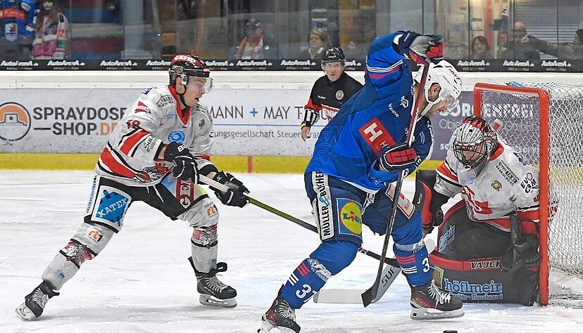 Falken-Kapit&auml;n Freddy Cabana (Mitte) ist gut drauf: In den vergangenen vier Spielen traf der 37-J&auml;hrige mindestens einmal ins Schwarze.
Foto: Mario Berger