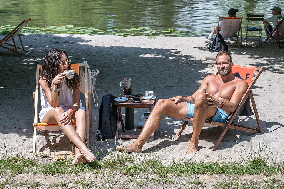 Hitze in Heilbronn: Sonnenbaden im Sand am Biergarten Kaffeebucht.