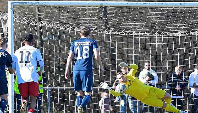 SUN-Torwart Fabian Guttleber parierte gegen Türkspor einen Elfmeter, am Sonntag ist er in Maichingen gefordert.
Foto: Mario Berger SUN-Torwart Fabian Guttleber parierte gegen Türkspor einen Elfmeter, am Sonntag ist er in Maichingen gefordert.
Foto: Mario Berger