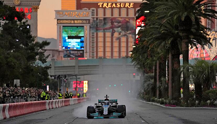Mercedes-Pilot George Russell war im November 2022 bereits bei einer Show-Veranstaltung auf dem Las Vegas Strip unterwegs. 2023 geht es dort um WM-Punkte. Mercedes-Pilot George Russell war im November 2022 bereits bei einer Show-Veranstaltung auf dem Las Vegas Strip unterwegs. 2023 geht es dort um WM-Punkte.