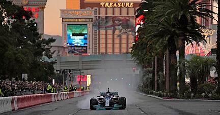Mercedes-Pilot George Russell war im November 2022 bereits bei einer Show-Veranstaltung auf dem Las Vegas Strip unterwegs. 2023 geht es dort um WM-Punkte.