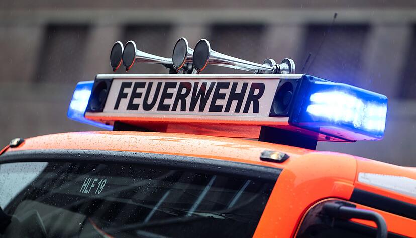 Die Feuerwehr verhinderte das Ausbreiten des Feuers auf andere Geb&auml;ude. (Symbolbild)