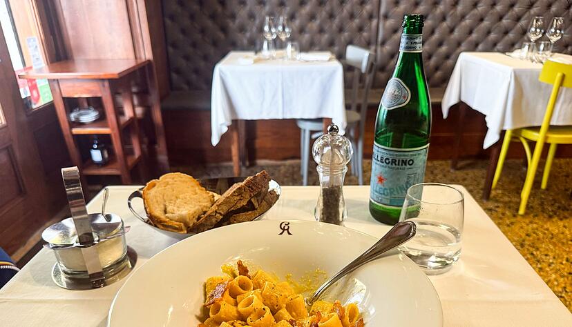 In Rom isst man die Carbonara am liebsten mit kurzen Nudeln.