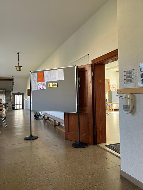 Stetig kommen und gehen die Wähler im Wahllokal Oedheim-Degman. Stetig kommen und gehen die Wähler im Wahllokal Oedheim-Degman.