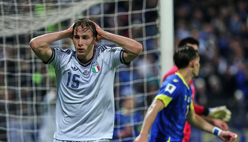 Zum Verzweifeln: Nationalst&uuml;rmer Pio Esposito fasst sich an den Kopf.