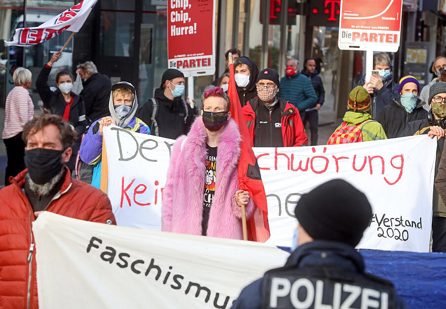Rund 40 Gegendemonstranten trafen sich am Sonntagnachmittag zeitgleich und nur wenige Meter entfernt von den Querdenkern an der Ecke Kaiserstraße/Sülmer Straße.