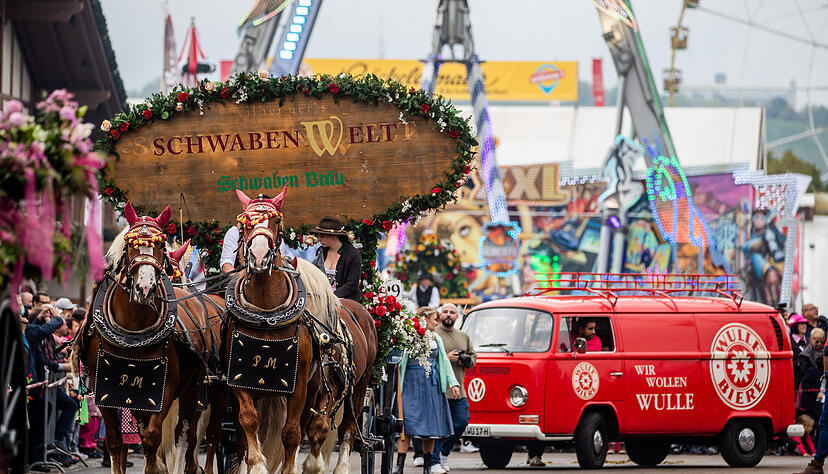 Ein Pferdegespann ist beim Volksfestumzug des Cannstatter Volksfestvereins auf dem Cannstatter Wasen zu sehen. Nach zweijähriger, pandemiebedingter Pause erwartet der Veranstalter rund 200.000 Zuschauer beim Volksfestumzug vom Kursaal Bad Cannstatt zum Wasen.
