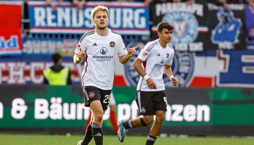 Tim Handwerker (l) feiert seinen Treffer zum 1:0 für Nürnberg.