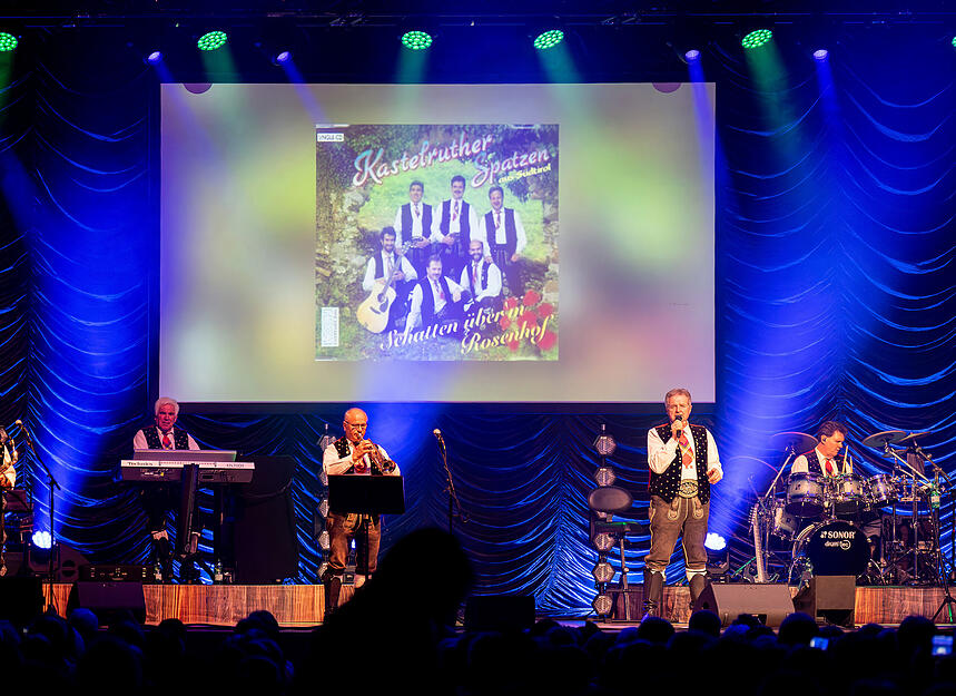 Frontmann Norbert Rier steht gemeinsam mit den Kastelruther Spatzen auf der B&uuml;hne und sorgt f&uuml;r Begeisterung im Publikum.