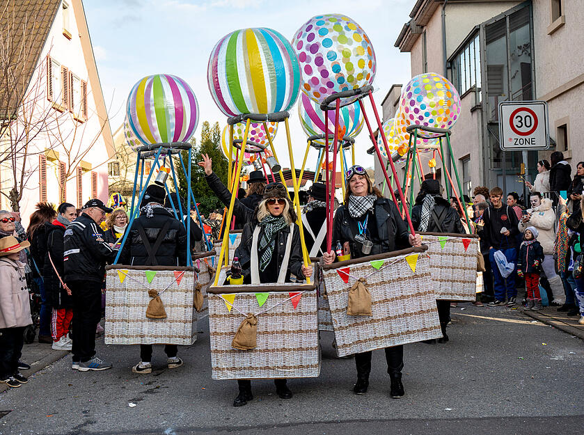 Eine der ausgefalleneren Kostüm-Ideen des Umzuges: Die laufenden Ballonkörbe in Gundelsheim.