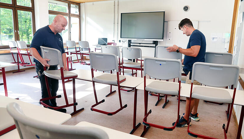 Hausmeister Maciej Debicki (links) und sein Vertreter Werner Nikolaj sorgen dafür, dass bei der Ankunft der Schüler am ASG am Montag alles am richtigen Platz steht.