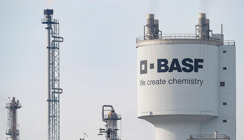 Der Chemiekonzern BASF zählt zu den wichtigsten Arbeitgebern in Rheinland-Pfalz. Der Sparkurs des Ludwigshafener Konzerns mit Stellenabbau und der Schließung von Anlagen bereitet dem Land Sorgen. (Archivbild) Der Chemiekonzern BASF zählt zu den wichtigsten Arbeitgebern in Rheinland-Pfalz. Der Sparkurs des Ludwigshafener Konzerns mit Stellenabbau und der Schließung von Anlagen bereitet dem Land Sorgen. (Archivbild)