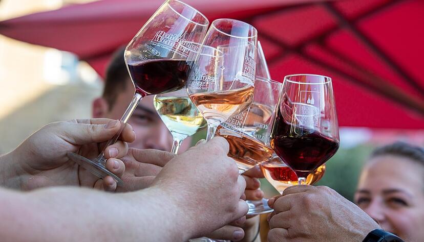 Gl&auml;ser kann man beim Hohenloher Weindorf in &Ouml;hringen vor Ort kaufen oder selbst mitbringen &ndash; sie m&uuml;ssen aber einen 0,1-Liter-Eichstrich haben.