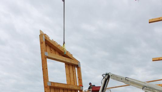 Das nächste Fertigteil wird von den Helfern flugs montiert.