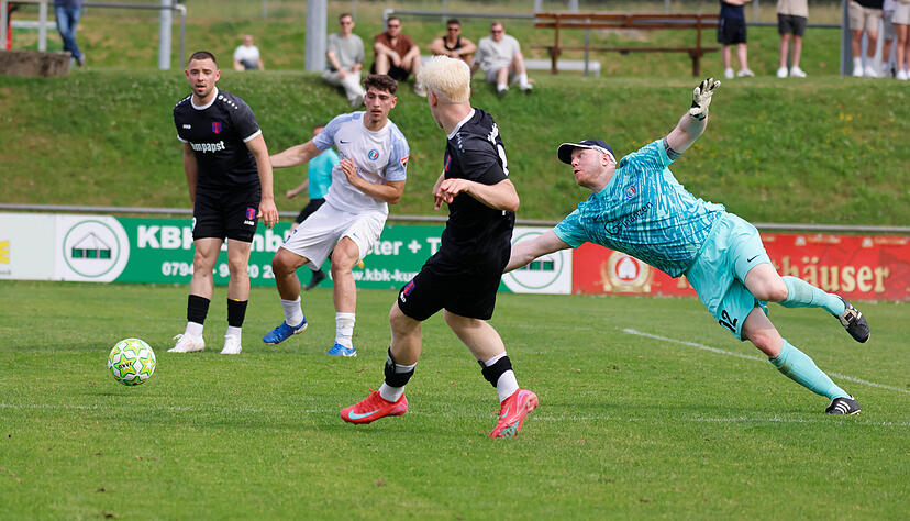 Juan Faßbinder erzielt das 6:1 für Hollenbach.