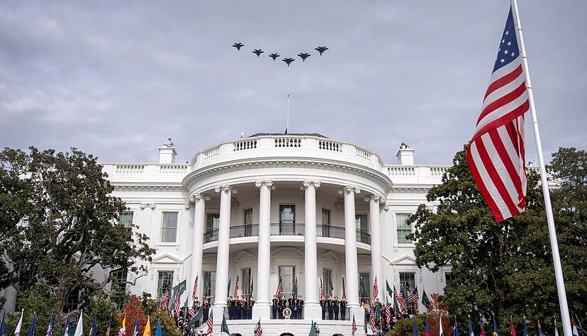 Kampfjets - unter anderem vom Typ F-35 - fliegen über das Weiße Haus, als der US-Präsident Saudi-Arabiens Kronprinzen empfängt. Kampfjets - unter anderem vom Typ F-35 - fliegen über das Weiße Haus, als der US-Präsident Saudi-Arabiens Kronprinzen empfängt.