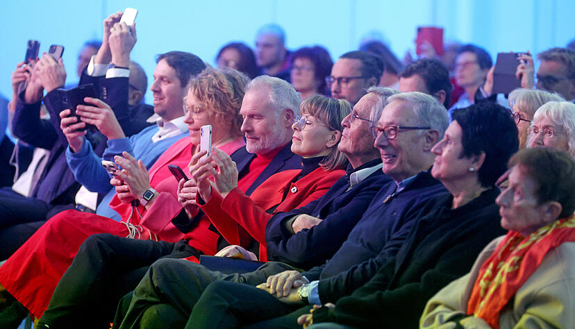Die einen hören gespannt zu, die anderen stimmen per Handy ab: Die Besucher beim Stimme-Wahlcheck mit SPD-Kandidat Andreas Stoch. Die einen hören gespannt zu, die anderen stimmen per Handy ab: Die Besucher beim Stimme-Wahlcheck mit SPD-Kandidat Andreas Stoch.